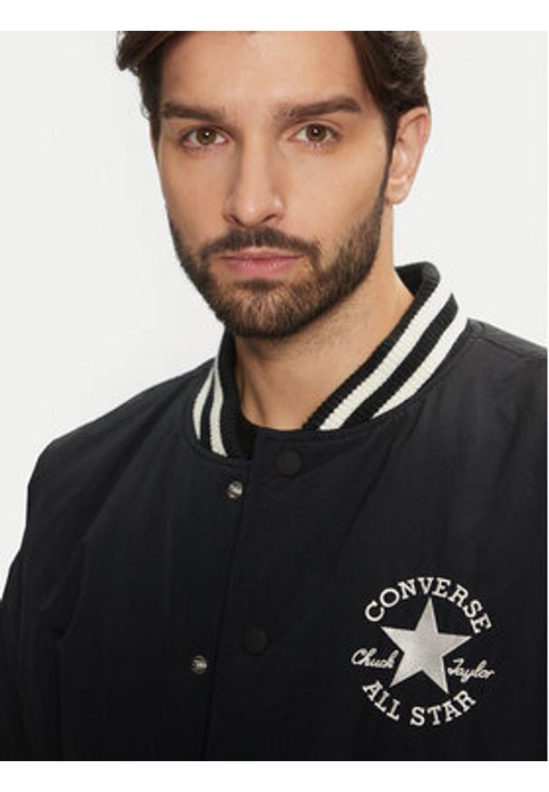 Converse Kurtka bomber Varsity 10026976-A01 Czarny Regular Fit. Kolor: czarny. Materiał: syntetyk