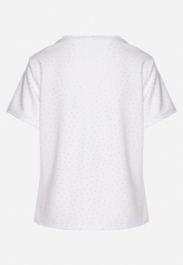 Born2be - Biały T-shirt z Wiskozą Ozdobiony Cyrkoniami Hirritia. Okazja: na co dzień. Kolor: biały. Materiał: wiskoza. Wzór: aplikacja. Styl: klasyczny, casual