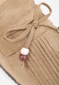 Born2be - Ciemnobeżowe Płaskie Klapki Mule Zdobione Frędzlami i Kokardką z Koralikami Petlame. Okazja: na co dzień. Kolor: beżowy. Materiał: jeans, len. Wzór: aplikacja. Sezon: lato. Styl: boho, casual, elegancki #6
