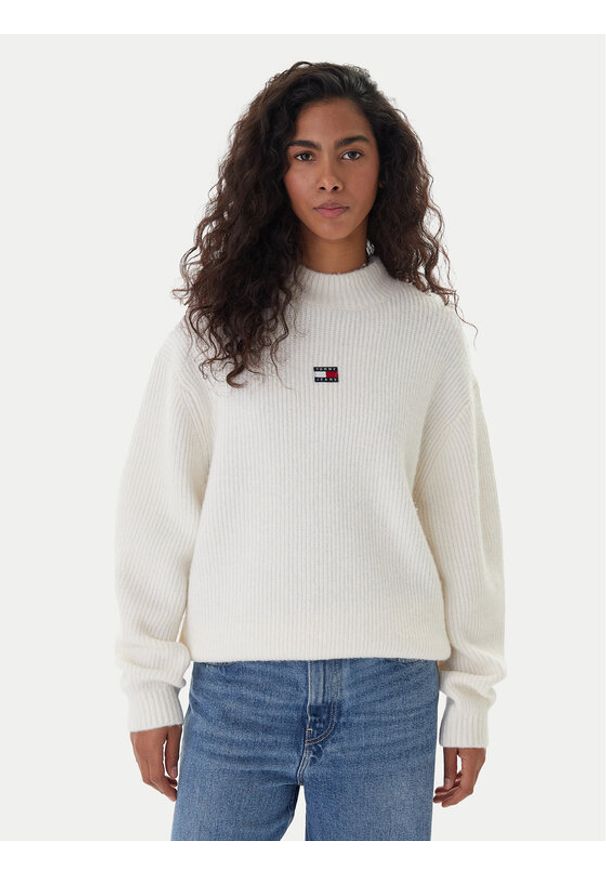 Tommy Jeans Golf Badge DW0DW22109 Écru Relaxed Fit. Typ kołnierza: golf. Materiał: syntetyk