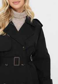 Born2be - Czarny Płaszcz Trencz Dwurzędowy z Paskiem Cloimia. Okazja: na co dzień. Kolor: czarny. Materiał: dzianina. Długość rękawa: długi rękaw. Długość: do kolan. Styl: casual, klasyczny, elegancki, wizytowy #4