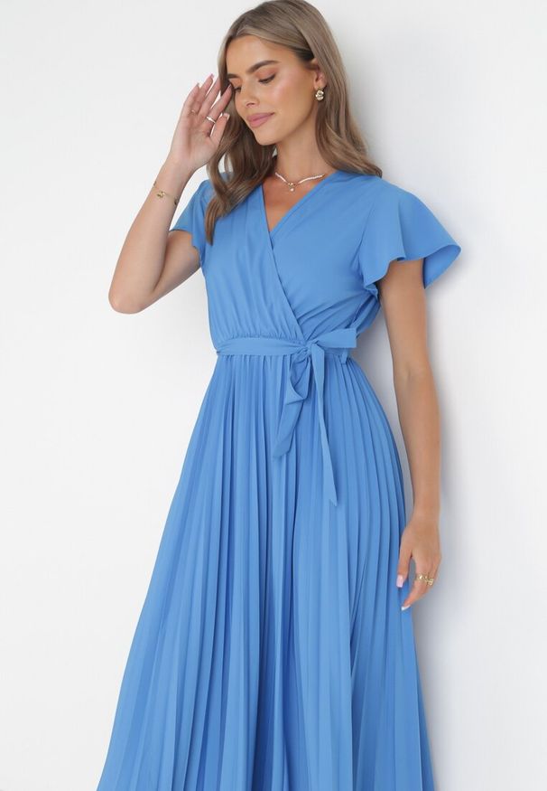 Born2be - Niebieska Elegancka Sukienka Maxi w Plisy z Kopertowym Dekoltem i Wiązaniem Thessi. Kolor: niebieski. Sezon: lato. Typ sukienki: kopertowe. Styl: elegancki. Długość: maxi