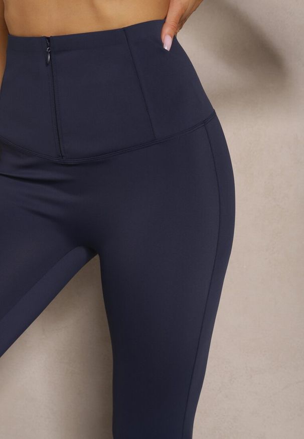 Renee - Granatowe Spodnie Dzwony High Waist Odavia. Okazja: na co dzień. Stan: podwyższony. Kolor: niebieski. Styl: casual, elegancki