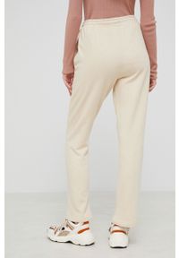 Answear Lab Spodnie damskie kolor beżowy. Stan: podwyższony. Kolor: beżowy. Materiał: dzianina. Wzór: gładki #2
