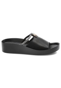 Czarne Klapki S.Barski Modne Obuwie Damskie. Okazja: na co dzień. Kolor: czarny. Wzór: gładki, aplikacja. Sezon: lato. Obcas: na koturnie. Styl: casual, elegancki #5