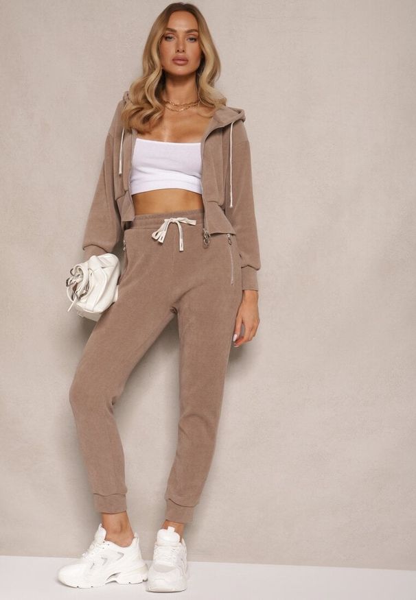 Renee - Ciemnobeżowy Komplet Dresowy z Bawełny Bluza z Kapturem i Spodnie Slim Inerisa. Kolor: beżowy. Materiał: bawełna, dresówka. Wzór: aplikacja