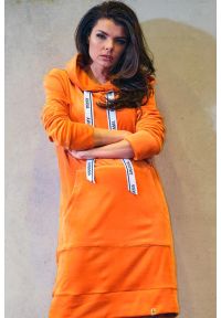 Sukienki.shop - Bluzowa sukienka kangurka z kapturem welurowa pomarańcz. Okazja: na co dzień. Typ kołnierza: kaptur. Materiał: welur. Styl: casual #4