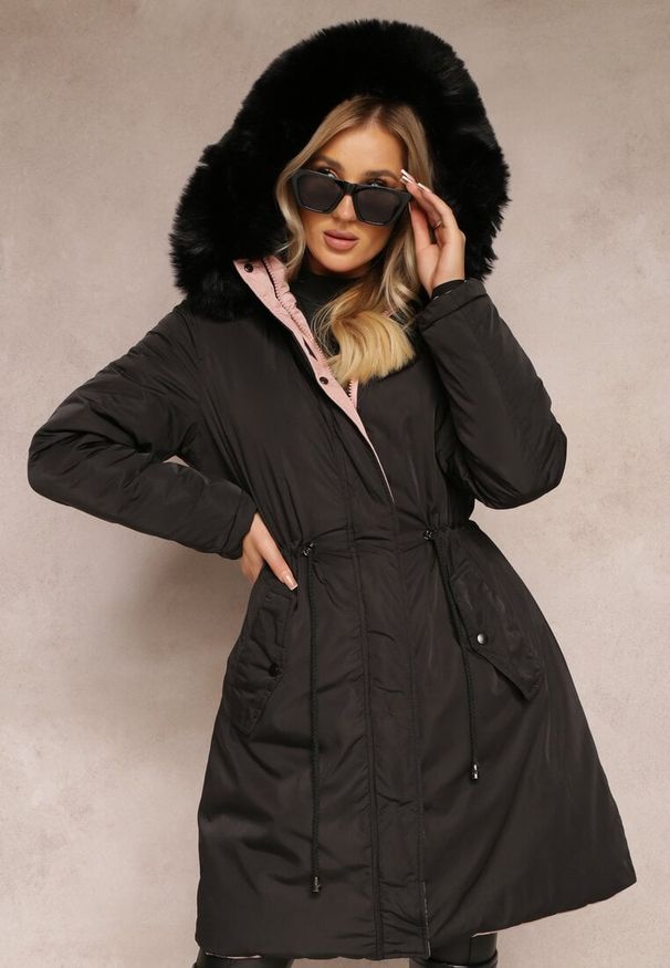 Renee - Czarna Dwustronna Kurtka ze Ściągaczem i Kapturem z Futerkiem Divya. Kolor: czarny. Materiał: futro. Styl: elegancki