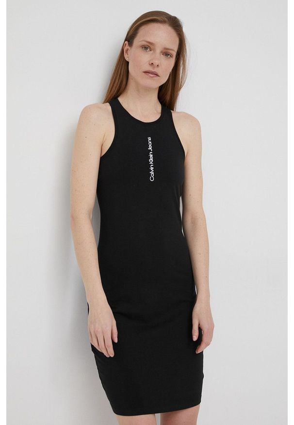 Calvin Klein Jeans sukienka kolor czarny mini dopasowana. Kolor: czarny. Długość rękawa: na ramiączkach. Wzór: nadruk. Typ sukienki: dopasowane. Długość: mini