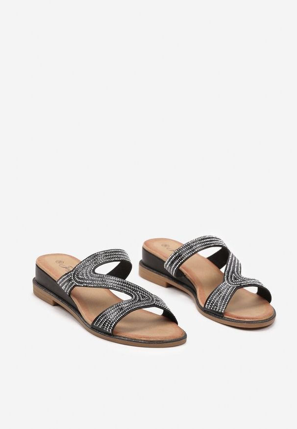 Renee - Czarne Wsuwane Klapki na Koturnie z Ozdobnymi Cyrkoniami i Brokatem Pasteri. Nosek buta: otwarty. Kolor: czarny. Materiał: len. Sezon: lato. Obcas: na koturnie. Styl: elegancki