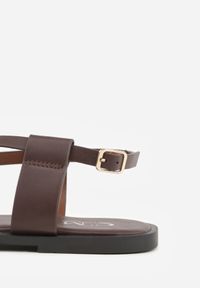 Born2be - Ciemnobrązowe Sandały w Stylu Japonek z Metaliczną Ozdobą Catelin. Zapięcie: sprzączka. Kolor: brązowy. Wzór: aplikacja. Styl: elegancki, klasyczny #9