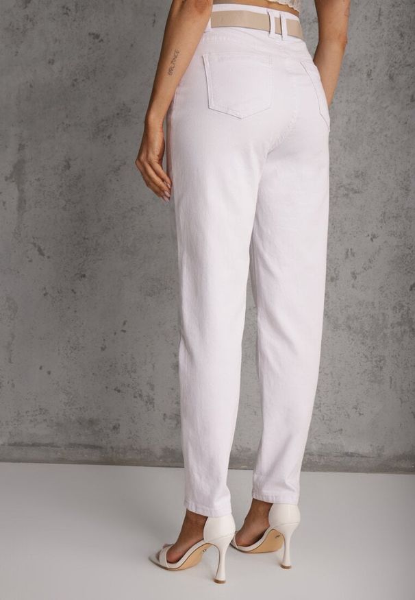 Renee - Białe Jeansy Mom Fit z Bawełny i Wiskozy z Dodatkowym Paskiem Prosinix. Okazja: na randkę. Kolor: biały. Styl: klasyczny
