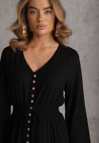 Renee - Czarna Sukienka z Lnem i Wiskozą o Rozkloszowanym Kroju z Ozdobnymi Guzikami Maitena. Okazja: na co dzień. Typ kołnierza: dekolt w kształcie V. Kolor: czarny. Materiał: wiskoza, len. Długość rękawa: długi rękaw. Typ sukienki: rozkloszowane. Styl: casual, elegancki #4