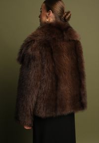 Born2be - Brązowa Oversizowa Kurtka Futerko z Szerokim Kołnierzem Lenelle. Okazja: na imprezę, na co dzień. Typ kołnierza: golf. Kolor: brązowy. Materiał: futro. Styl: casual, elegancki #7