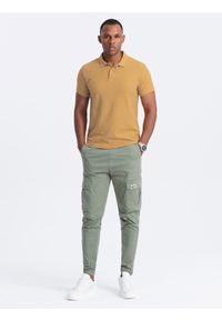 Ombre Clothing - Męska jednokolorowa koszulka polo BASIC z dzianiny pique - musztardowa V8 - Rozmiar: M. Okazja: na co dzień. Typ kołnierza: polo. Kolor: żółty. Materiał: dzianina. Wzór: haft, aplikacja, jednolity. Styl: sportowy, wizytowy, casual #3