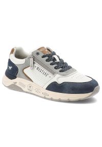 Granatowe Sneakersy Mustang Sportowe Obuwie Męskie. Okazja: na spacer, na co dzień. Zapięcie: zamek. Kolor: biały. Materiał: materiał, skóra ekologiczna. Szerokość cholewki: normalna. Wzór: nadruk. Sport: turystyka piesza