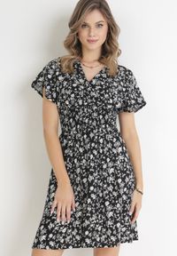 Born2be - Czarna Kwiecista Sukienka Mini z Wiskozy z Marszczoną Gumką w Pasie Catela. Kolor: czarny. Materiał: wiskoza. Długość rękawa: krótki rękaw. Wzór: kwiaty. Sezon: wiosna, lato. Typ sukienki: kopertowe, rozkloszowane. Długość: mini #1