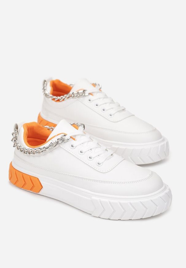Renee - Biało-Pomarańczowe Sneakersy na Tłoczonej Platformie Ozdobione Łańcuchem Jaihini. Kolor: biały, pomarańczowy. Wzór: aplikacja. Obcas: na platformie