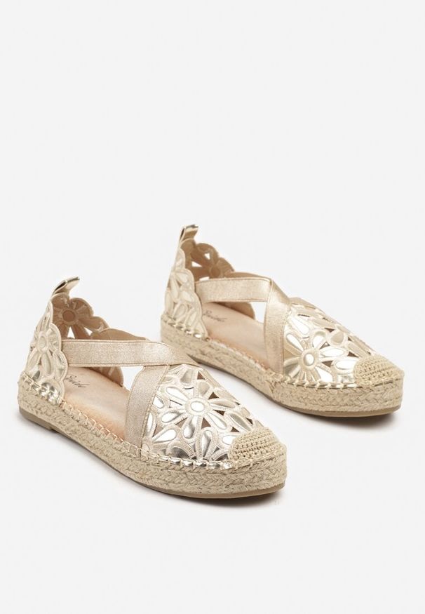 Born2be - Złote Ażurowe Espadryle na Płaskiej Podeszwie z Paskami Eleandrel. Okazja: na spacer. Zapięcie: pasek. Kolor: złoty. Materiał: jeans, jedwab. Wzór: ażurowy. Sezon: wiosna. Obcas: na płaskiej podeszwie. Styl: elegancki, klasyczny