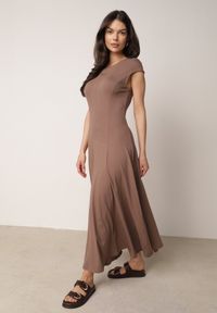 Born2be - Brązowa Rozkloszowana Bawełniana Sukienka Dzianinowa Mahanaim. Okazja: do pracy, na co dzień. Kolor: brązowy. Materiał: bawełna, dzianina. Wzór: ażurowy. Typ sukienki: proste, rozkloszowane. Styl: elegancki, casual #1