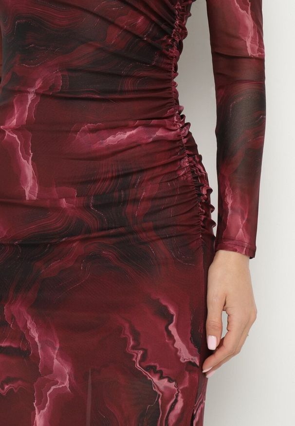 Born2be - Bordowa Siateczkowa Sukienka z Wiskozą o Dopasowanym Kroju z Rozcięciem Nalorian. Okazja: na co dzień. Kolor: czerwony. Materiał: wiskoza. Typ sukienki: proste, dopasowane. Styl: casual, wizytowy