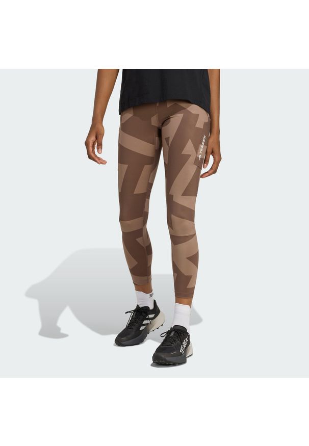 Adidas - Legginsy Terrex Multi Printed. Kolor: beżowy, wielokolorowy, brązowy. Materiał: materiał. Sezon: lato. Sport: turystyka piesza