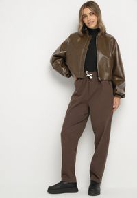 Born2be - Brązowe Spodnie Bawełniane w Stylu Mom Fit ze Sznurkiem Adenelle. Okazja: na co dzień. Kolor: brązowy. Materiał: bawełna. Styl: casual #7