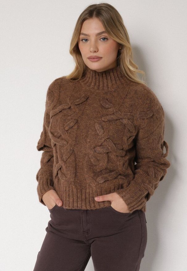 Born2be - Brązowy Golf z Domieszką Wełny Zdobiony Oryginalnym Splotem Fedwira. Okazja: do pracy, na co dzień, na spotkanie biznesowe. Typ kołnierza: golf. Kolor: brązowy. Materiał: wełna. Wzór: aplikacja, ze splotem. Sezon: zima, jesień. Styl: casual, klasyczny, biznesowy