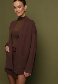 Born2be - Brązowy Niezapinany Kardigan z Dodatkiem Kaszmiru z Kieszeniami Zaima. Okazja: na spotkanie biznesowe, do pracy, na randkę, na co dzień. Kolor: brązowy. Materiał: kaszmir. Styl: biznesowy, casual, elegancki