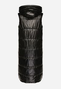 Born2be - Czarna Długa Kamizelka z Kapturem Ozdobiona Imitacją Kieszeni Mavaria. Typ kołnierza: kaptur. Kolor: czarny. Materiał: jeans. Długość: długie. Wzór: aplikacja. Sezon: wiosna, jesień. Styl: elegancki, sportowy, klasyczny #6