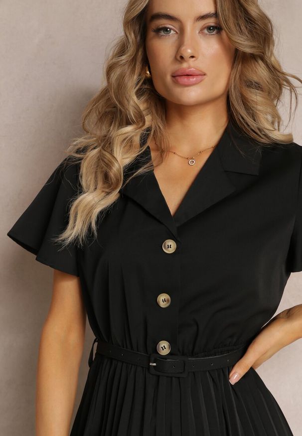 Renee - Czarna Retro Sukienka Midi z Plisowaniem i Paskiem na Klamrę Elinerise. Kolor: czarny. Styl: retro. Długość: midi