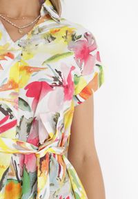 Born2be - Żółto-Biała Koszulowa Sukienka Mini z Krótkim Rękawem i Materiałowym Paskiem z Bawełny Jadia. Okazja: na co dzień. Kolor: żółty. Materiał: bawełna, materiał. Długość rękawa: krótki rękaw. Wzór: kwiaty. Typ sukienki: koszulowe. Styl: casual. Długość: mini #3