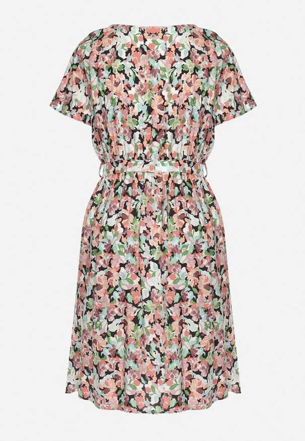 Born2be - Zielono-Różowa Sukienka Midi z Wiskozowej Tkaniny w Kwiaty Relas. Typ kołnierza: dekolt kopertowy. Kolor: różowy. Materiał: wiskoza, tkanina. Długość rękawa: krótki rękaw. Wzór: kwiaty. Typ sukienki: kopertowe. Styl: wakacyjny. Długość: midi