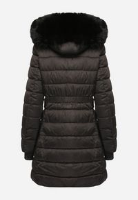 Born2be - Czarna Kurtka Pikowana o Długim Fasonie z Odpinanym Kapturem i Futerkiem Deliora. Okazja: na co dzień. Kolor: czarny. Materiał: futro. Długość: długie. Wzór: aplikacja. Styl: klasyczny, casual, elegancki #5