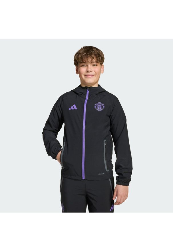 Adidas - Bluza Manchester United Tiro 25 Competition Vis Tech Travel Kids. Kolor: fioletowy, wielokolorowy, czarny. Materiał: dresówka. Sport: piłka nożna