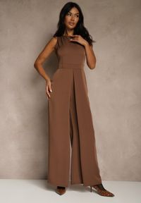 Renee - Brązowy Taliowany Kombinezon Ozdobiony Zakładkami Berinola. Okazja: na imprezę. Kolor: brązowy. Wzór: aplikacja. Styl: wizytowy, elegancki #5