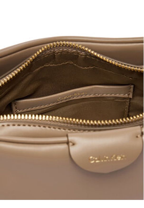 Calvin Klein Torebka Emblem Trio Top Handle Camera Ba LV04F3370G Beżowy. Kolor: beżowy. Materiał: skórzane