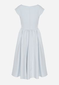 Born2be - Niebieska Rozkloszowana Sukienka Vices z Dekoltem Typu Łódka Milasena. Okazja: na co dzień. Kolor: niebieski. Materiał: jeans. Wzór: aplikacja. Typ sukienki: rozkloszowane. Styl: casual #6