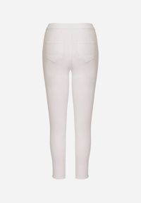 Born2be - Białe Dopasowane Bawełniane Spodnie Irinaes. Okazja: na co dzień. Kolor: biały. Materiał: bawełna. Wzór: aplikacja. Styl: elegancki, casual, klasyczny