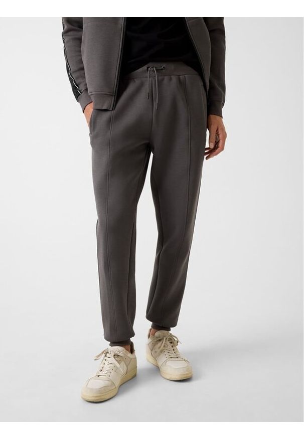 Guess Spodnie materiałowe 146279 Szary Regular Fit. Kolor: szary. Materiał: materiał