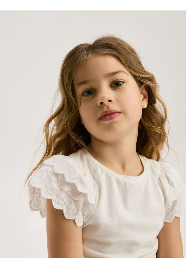 Reserved - T-shirt z haftem na rękawach - złamana biel. Materiał: bawełna. Wzór: haft