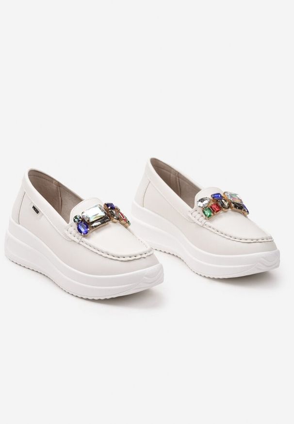 Born2be - Białe Wsuwane Mokasyny na Platformie Ozdobione Cyrkoniami Olamaries. Zapięcie: bez zapięcia. Kolor: biały. Materiał: jeans, satyna. Wzór: aplikacja. Obcas: na platformie. Styl: elegancki, klasyczny