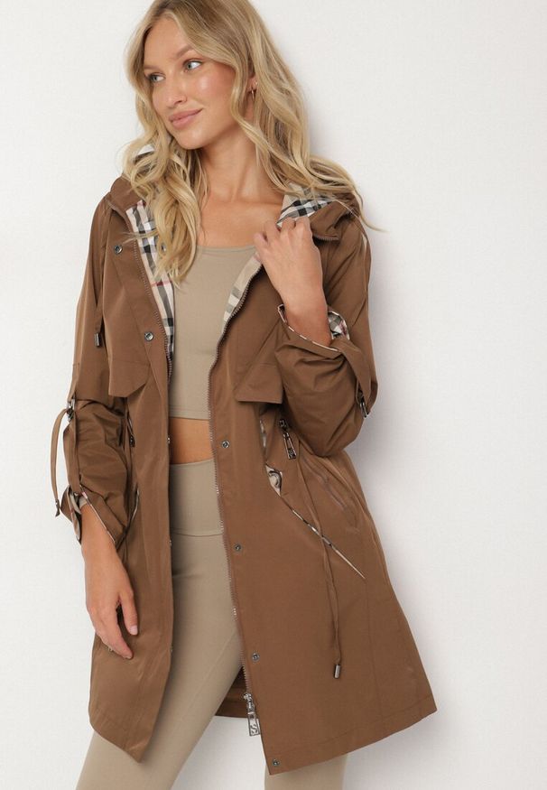 Born2be - Brązowa Kurtka Parka z Kapturem ze Wzorem w Kratę i Podpinanymi Rękawami Gavaria. Okazja: na co dzień, na spotkanie biznesowe. Typ kołnierza: kaptur. Kolor: brązowy. Materiał: jeans. Styl: biznesowy, casual, elegancki, klasyczny