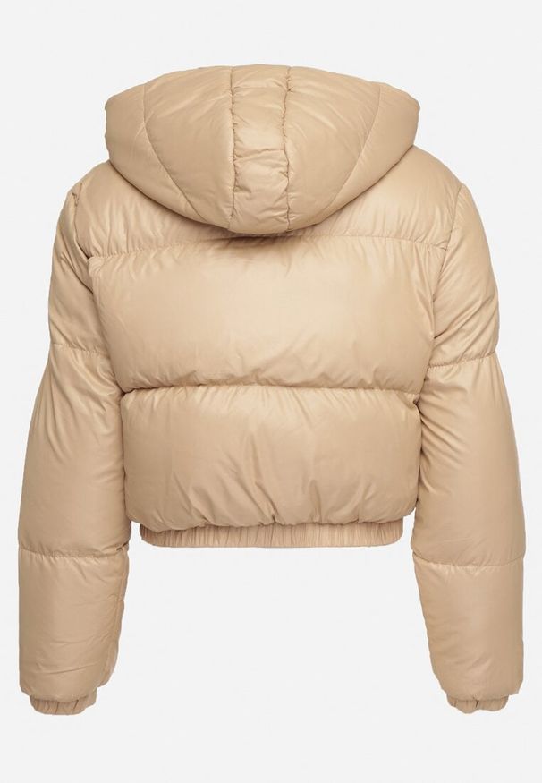 Born2be - Ciemnobeżowa Kurtka Pikowana o Krótkim Fasonie z Kapturem Tinthella. Okazja: na spacer, na co dzień. Typ kołnierza: kaptur. Kolor: beżowy. Materiał: jeans. Długość: krótkie. Wzór: aplikacja. Styl: elegancki, casual