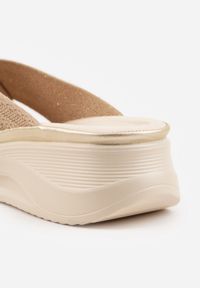 Born2be - Złote Klapki na Grubej Podeszwie z Dzianinowymi Paskami w Kształcie X Bolimis. Okazja: na co dzień. Kolor: złoty. Materiał: dzianina. Wzór: paski. Sezon: lato. Styl: casual #6