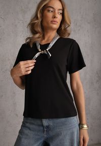 Renee - Czarny Bawełniany T-shirt Hillswor Ozdobiony Apaszką. Kolor: czarny. Materiał: bawełna. Wzór: aplikacja. Styl: elegancki #6