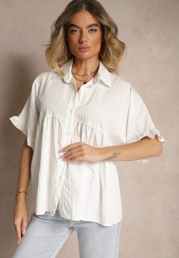 Renee - Biała Koszula z Wiskozą Ozdobiona Falbankami Oleldi. Okazja: na co dzień. Typ kołnierza: kołnierz z falbankami. Kolor: biały. Materiał: wiskoza. Wzór: aplikacja. Styl: casual, elegancki