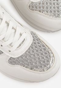Renee - Białe Sneakersy na Platformie Ozdobione Metalicznymi Wstawkami i Siateczką Zitina. Kolor: biały. Materiał: jeans, dresówka. Wzór: aplikacja. Obcas: na platformie #4