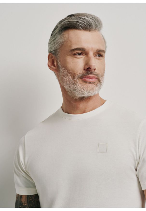 Ochnik - Kremowy T-shirt męski basic z logo. Kolor: biały. Materiał: bawełna. Wzór: aplikacja