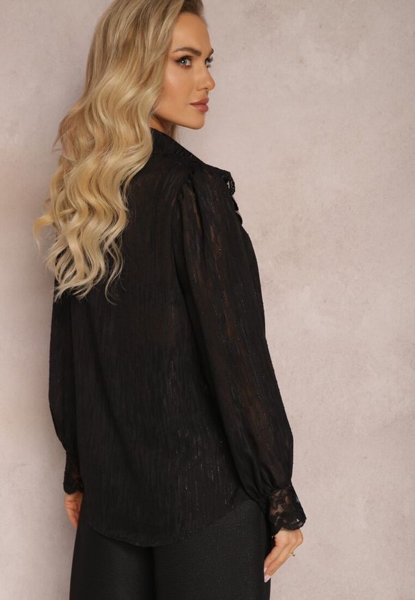 Renee - Czarna Koszula z Metaliczną Nitką i Koronką Knikkar. Okazja: do pracy, na randkę. Kolor: czarny. Materiał: koronka. Wzór: koronka